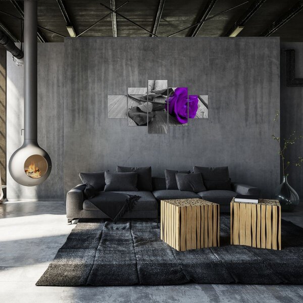 Obraz - Fialová růže se zeleným stonkem (125x70 cm)