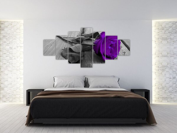 Obraz - Fialová růže se zeleným stonkem (210x100 cm)
