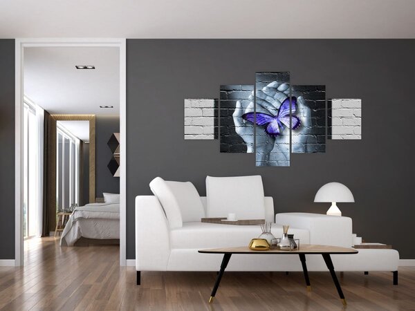 Obraz - Fialový motýl na zdi (125x70 cm)