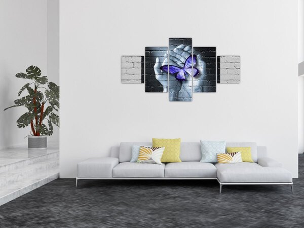 Obraz - Fialový motýl na zdi (125x70 cm)