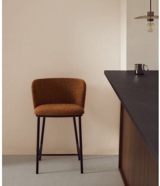 Čalouněná barová židle v terakotové barvě (výška sedáku 65 cm) Ciselia – Kave Home