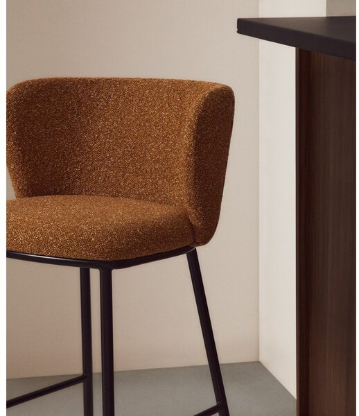 Čalouněná barová židle v terakotové barvě (výška sedáku 65 cm) Ciselia – Kave Home