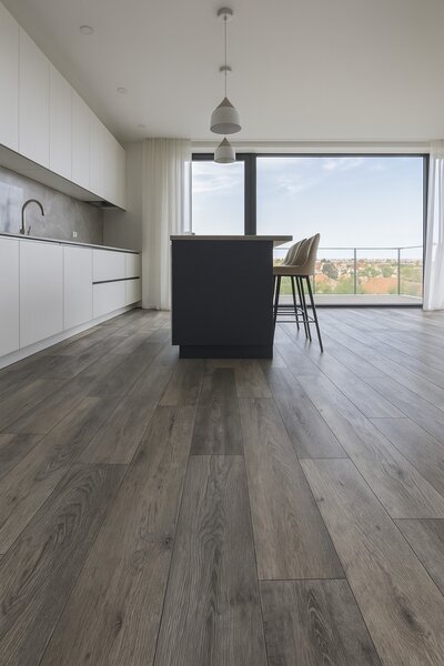 IVC Commercial, PVC podlaha - lino Logitex Ultimate 55 Tavel T81, na míru, šíře 2m,4m, šedá, filc, chodba / předsíň
