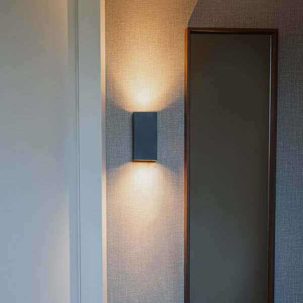 Designová nástěnná lampa čtvercová černá se zlatým vnitřkem - Sab