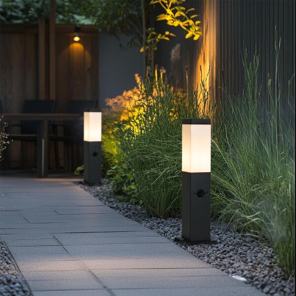 Venkovní lampa tmavě šedá s opálovým sklem 45 cm IP44 se zásuvkou a senzorem pohybu - Malios