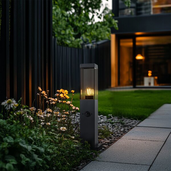 Venkovní lampa tmavě šedá s kouřovým sklem 45 cm IP44 se zásuvkou a senzorem pohybu - Malios