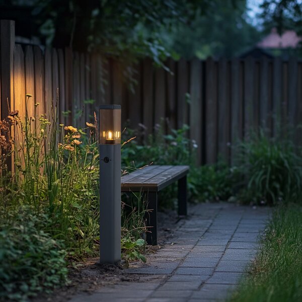 Venkovní lampa tmavě šedá s kouřovým sklem 80 cm IP44 se zásuvkou a senzorem pohybu - Malios
