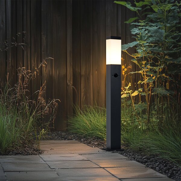 Venkovní lampa tmavě šedá s opálovým sklem 80 cm IP44 s zásuvkou a pohybovým senzorem - Malios