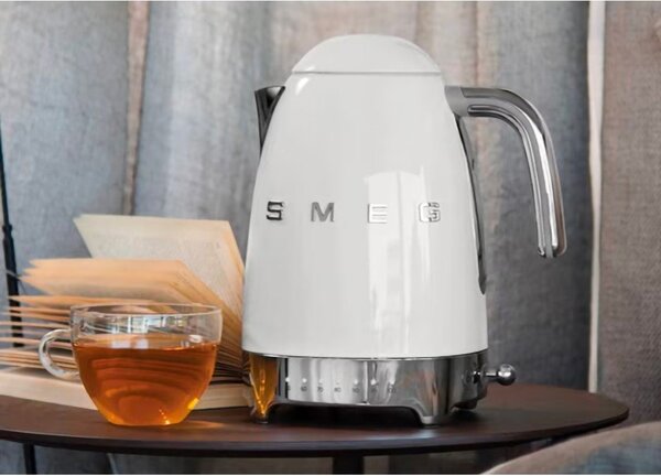 Bílá rychlovarná konvice z nerezové oceli 1,7 l Retro Style – SMEG