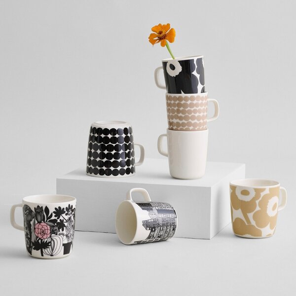 Marimekko Hrnek Oiva Räsymatto 0,4l, černý
