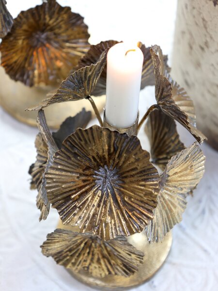 Bronzový antik kovový svícen zdobený květy Flower - Ø 14*20cm - Chic Antique