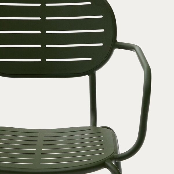 Kave Home Tmavě zelená kovová zahradní židle Brai s područkami