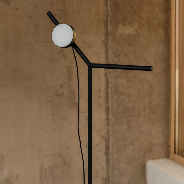Černá kovová stojací lampa Kave Home Orey 160 cm