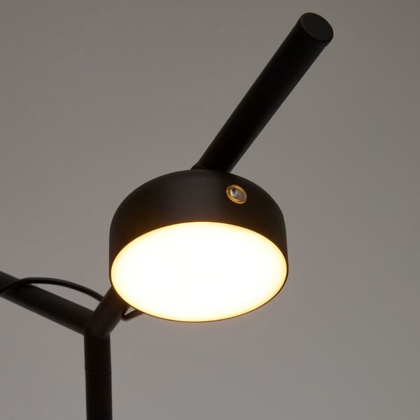 Černá kovová stolní lampa Kave Home Orey