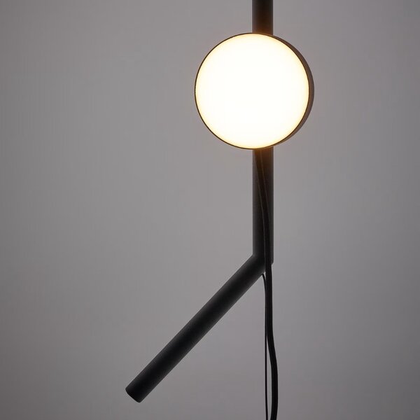 Černá kovová stojací lampa Kave Home Orey 339 cm