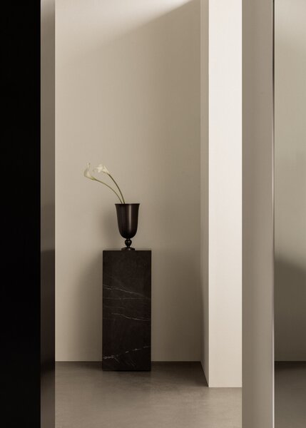 Odkládací stolek Plinth Carrara vysoký