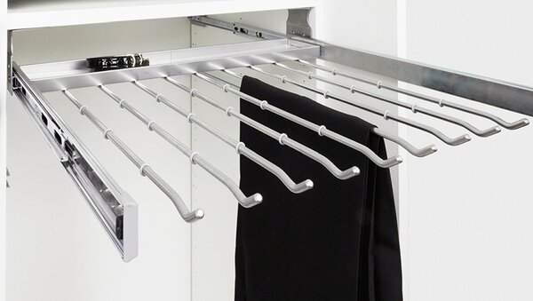 HETTICH 9079968 výsuvný věšák na kalhoty 800 mm, 13 ramen, stříbrný