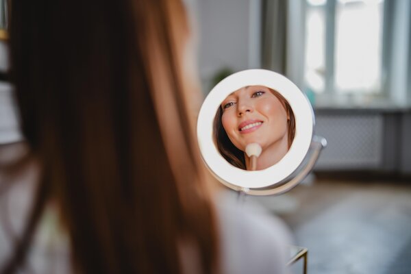 Kosmetické zrcadlo s LED osvětlením, 10násobným zvětšením, dotykovým ovládáním a 360° otočnou hlavou. BEAUTIFLY Looking Glass Light