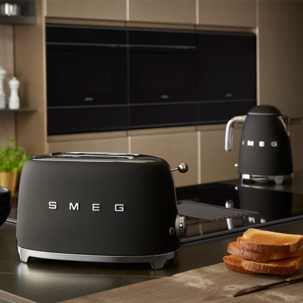 Matně černý topinkovač Retro Style – SMEG