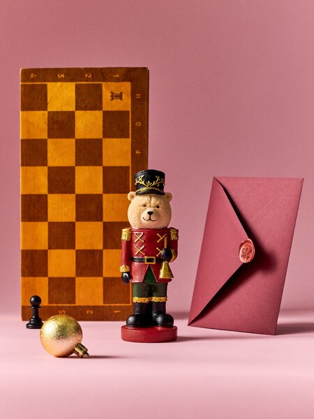 Sinsay - Stojící vánoční dekorace ve tvaru medvěda v kostýmu louskáčka - červená