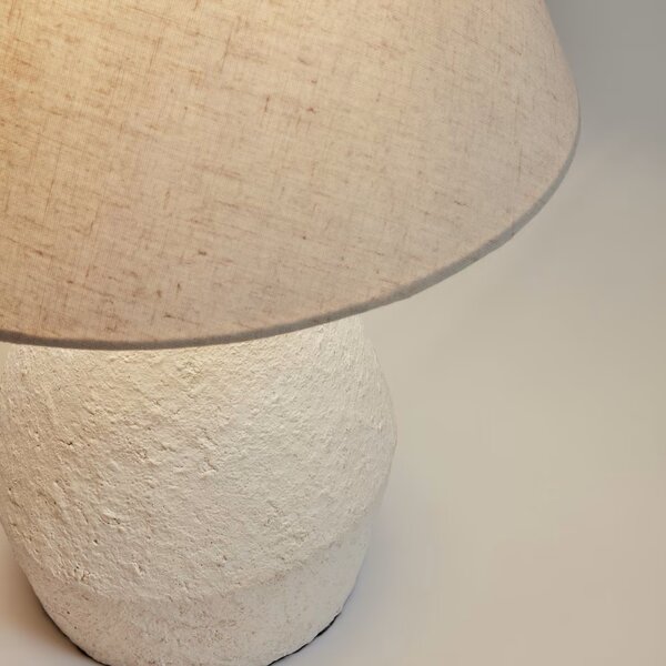 Bílá stolní lampa Kave Home Noara se lněným stínidlem