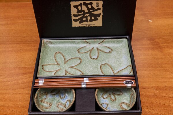 Made in Japan (MIJ) Sushi Set Green with Stylized Flowers 4 ks s hůlkami