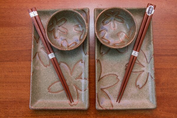Made in Japan (MIJ) Sushi Set Green with Stylized Flowers 4 ks s hůlkami