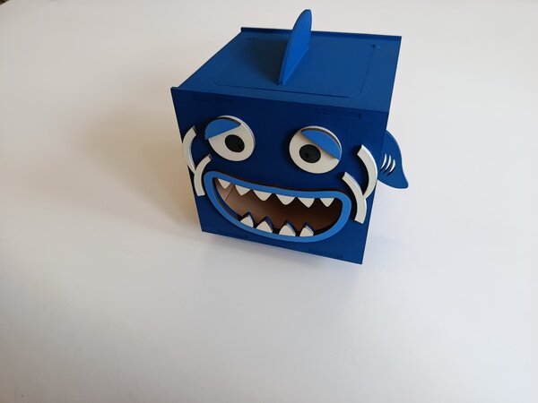 Z rodinné dílny Dřevěný box na kapesníky Žralok – svítící dekorace do dětského pokoje