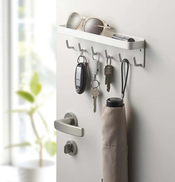 Bílý kovový nástěnný věšák na klíče Yamazaki Smart 6 x 24,5 cm s policí