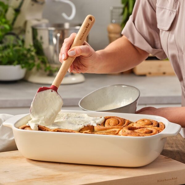 KitchenAid pekáč s dřevěným víkem - velký, mandlová