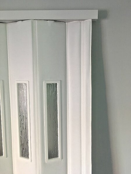 PETROMILA Koženkové shrnovací dveře bílá 83x200cm TYP: plné