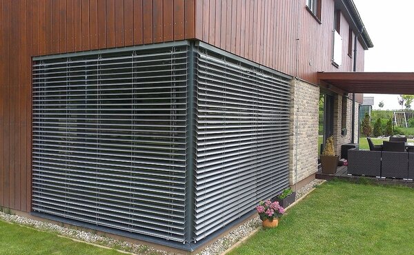 PETROMILA – Venkovní žaluzie C65 na míru | šířka do 50 cm VÝŠKA: 50-60cm, strana ovládání z interiéru: vlevo