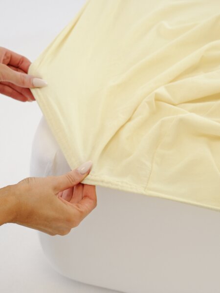 MK Lůžkoviny Jersey prostěradlo s elastanem Deluxe 120 × 200 cm – pastelově žlutá