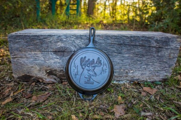 Litinová pánev Lodge 26 cm - Deer
