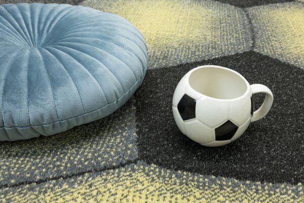 Koberec Lima G758A Football, grafitový / žlutý kruh