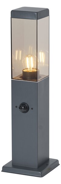 Venkovní lampa tmavě šedá s kouřovým sklem 45 cm IP44 se zásuvkou a senzorem pohybu - Malios
