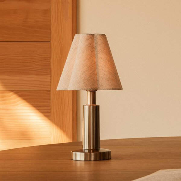 Audo Copenhagen – akumulátorová stolní lampa Admiral, chrom/béžová, 27 cm, textil, stmívatelný, Krémová / jantar, Obývací pokoj / jídelna, Plast, Design