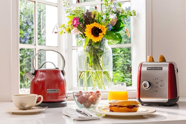 KitchenAid 5KEK1222EAC Rychlovarná konvice Stella krémová