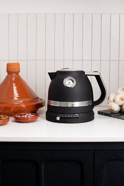 KitchenAid 5KEK1522EBK Rychlovarná konvice Artisan 1,5 l litinová