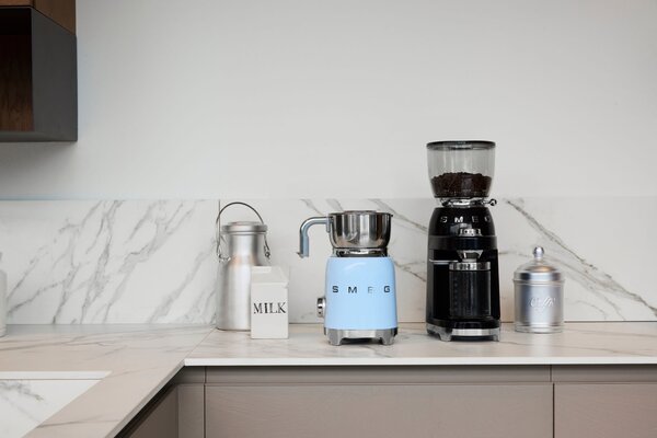 Smeg MFF11CREU Napěňovač mléka 50's Style krémový