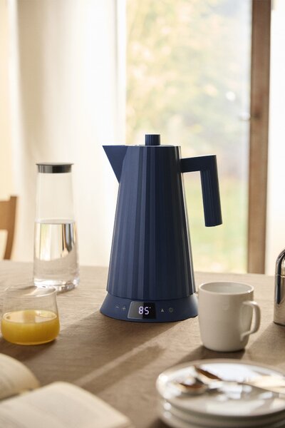 Alessi MDL21 B Rychlovarná konvice s regulací teploty Plissé 1,7 l černá