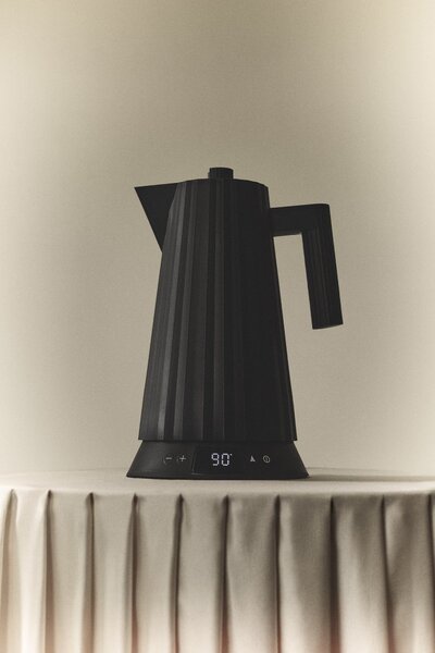 Alessi MDL21 B Rychlovarná konvice s regulací teploty Plissé 1,7 l černá