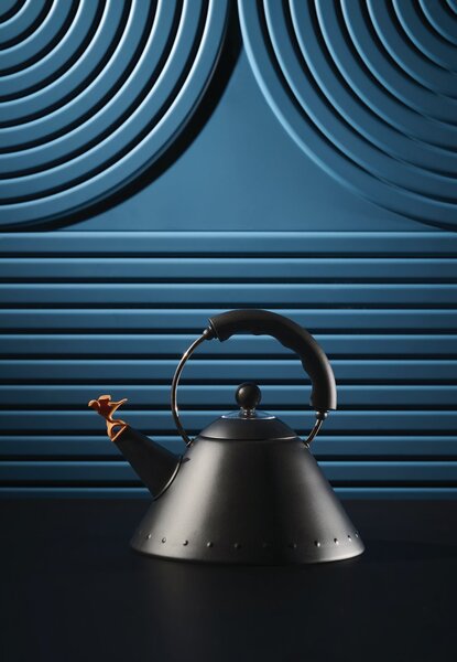 Varná konvice s píšťalkou 9093 Alessi 2 l černá matná