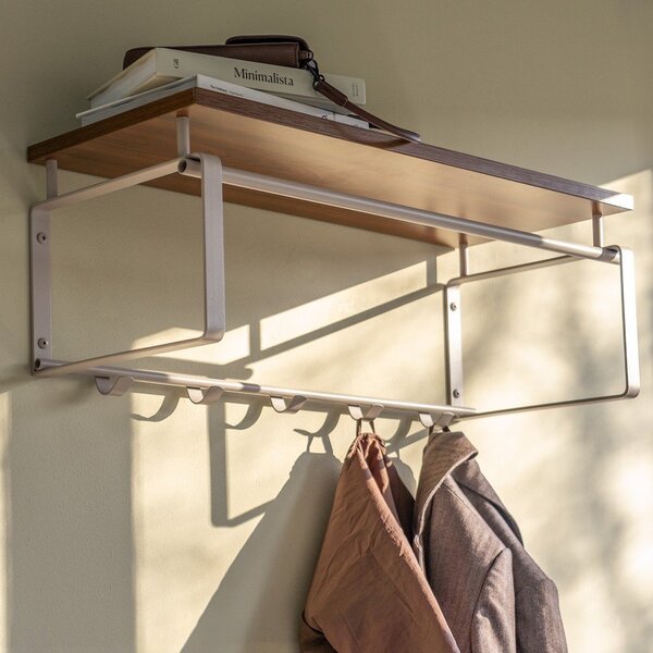 Ocelový nástěnný věšák v přírodní barvě/taupe s poličkou 70 cm Rex – Spinder Design