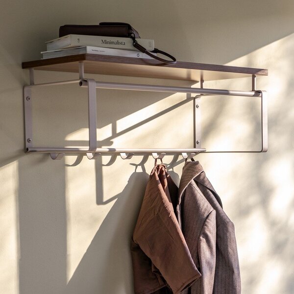 Ocelový nástěnný věšák v přírodní barvě/taupe s poličkou 70 cm Rex – Spinder Design