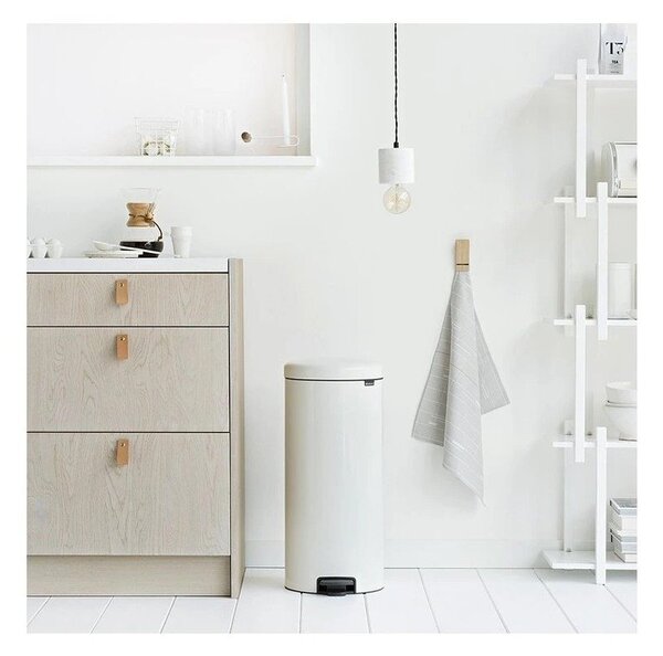 Bílý nášlapný ocelový odpadkový koš 30 l NewIcon – Brabantia