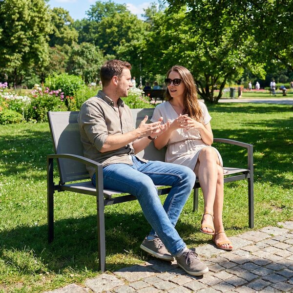 Outsunny 2místná zahradní lavička s prodyšnou síťovinou — ergonomická, nosnost 220 kg, 112 × 66 × 80 cm, šedá | Aosom