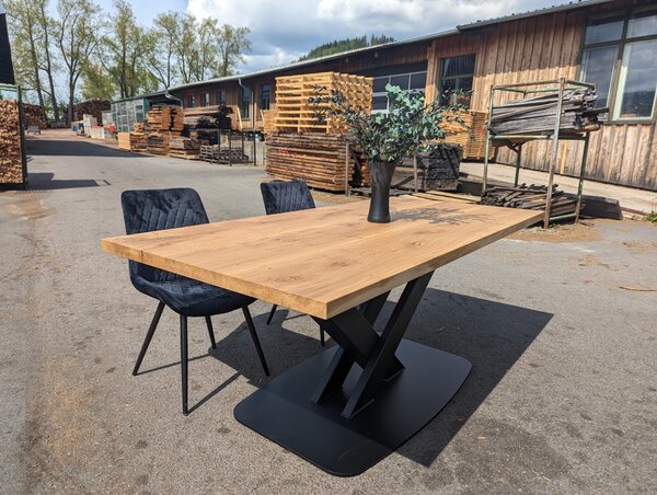Jídelní stůl z dubového masivu Malag v industriálním designu Velikost Desky: 1500x900 (mm)