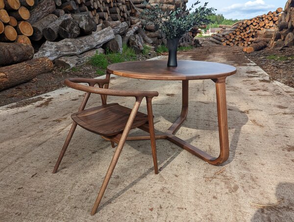 Jídelní stůl z ohýbaného ořechového dřeva Hagia