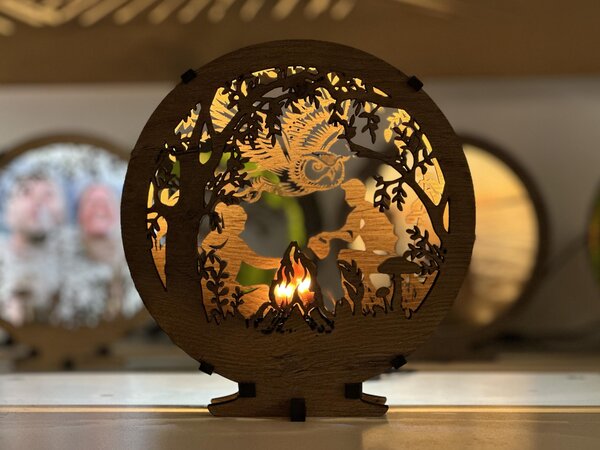 "U ohně" dřevěná lampa s LED plameny 20x22 cm provedení povrchu: dub